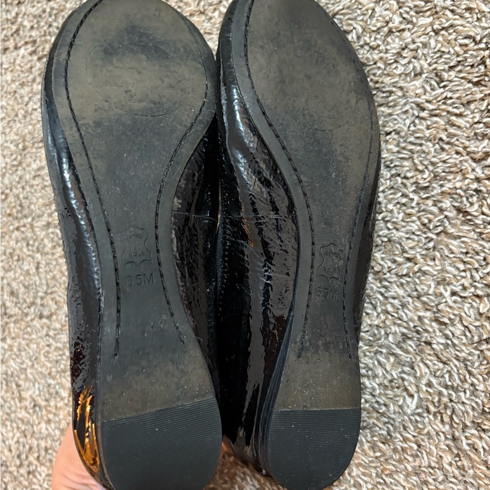 Tory Burch Shiny Black Flats with Gold Logo - Picture 4 of 9